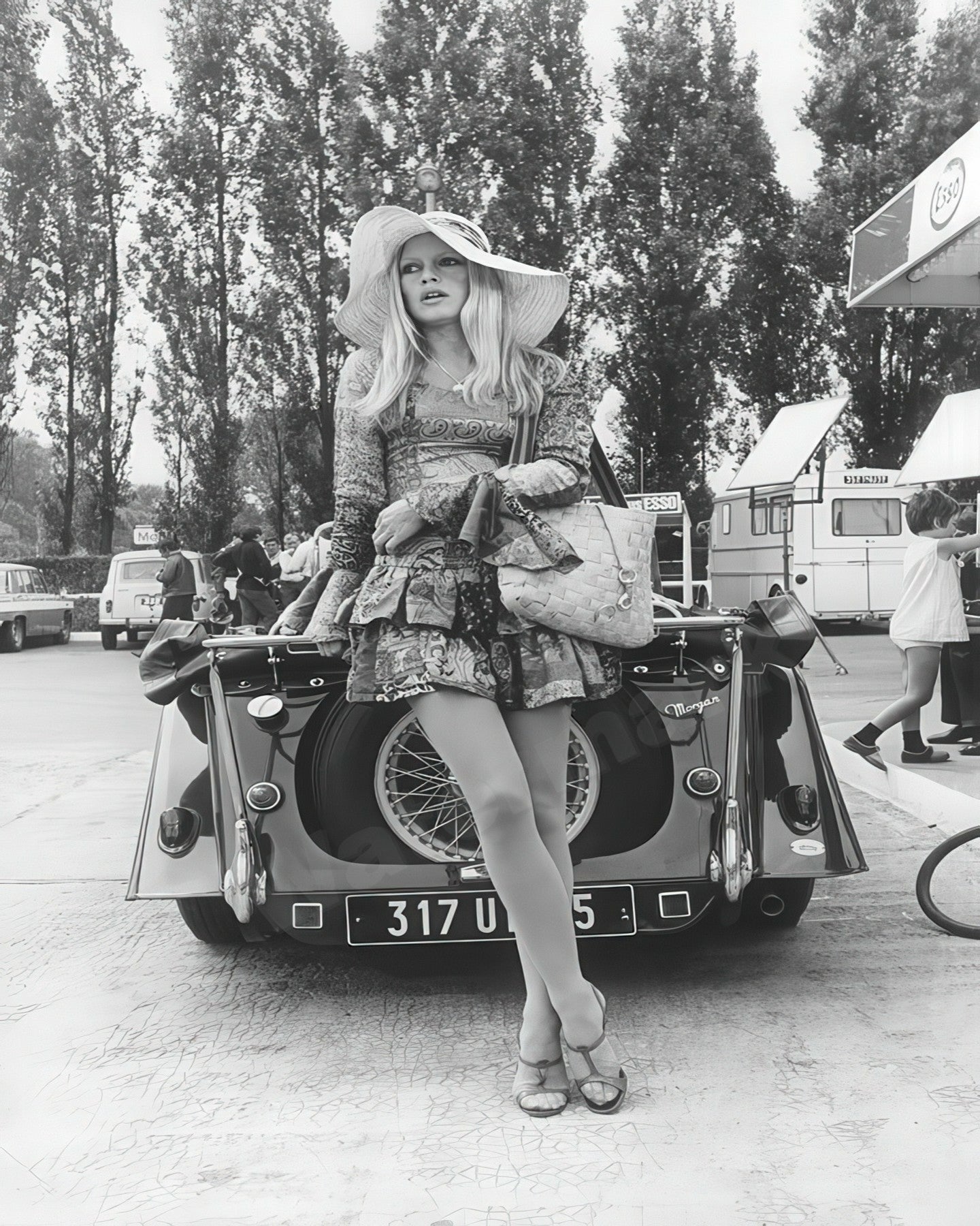 Brigitte Bardot Posed With Vintage Car B&W Photo - Celebrity Actresses