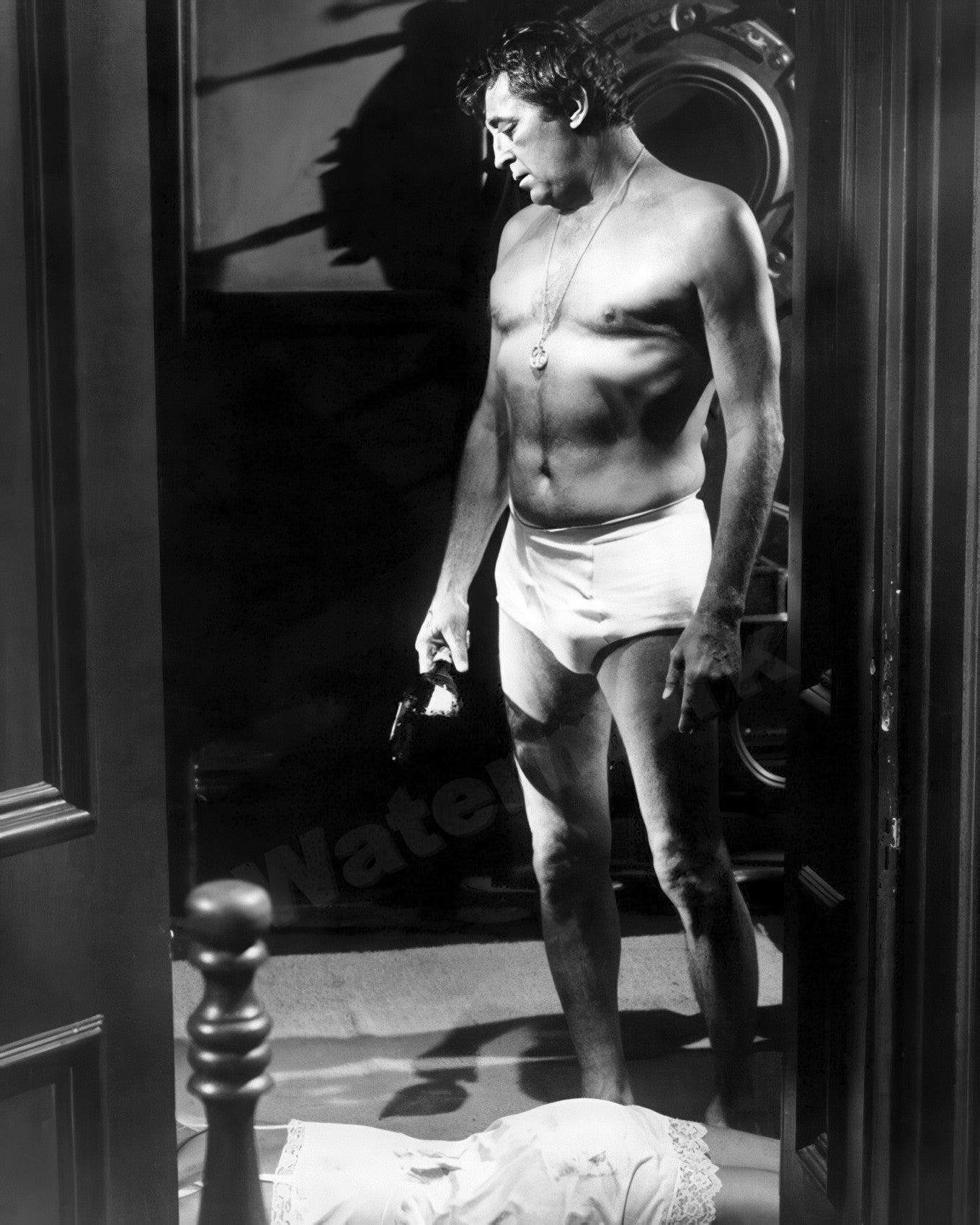 Robert Mitchum Going Home Bare Chested Pose In His Underwear B&W Photo - Celebrity Actors