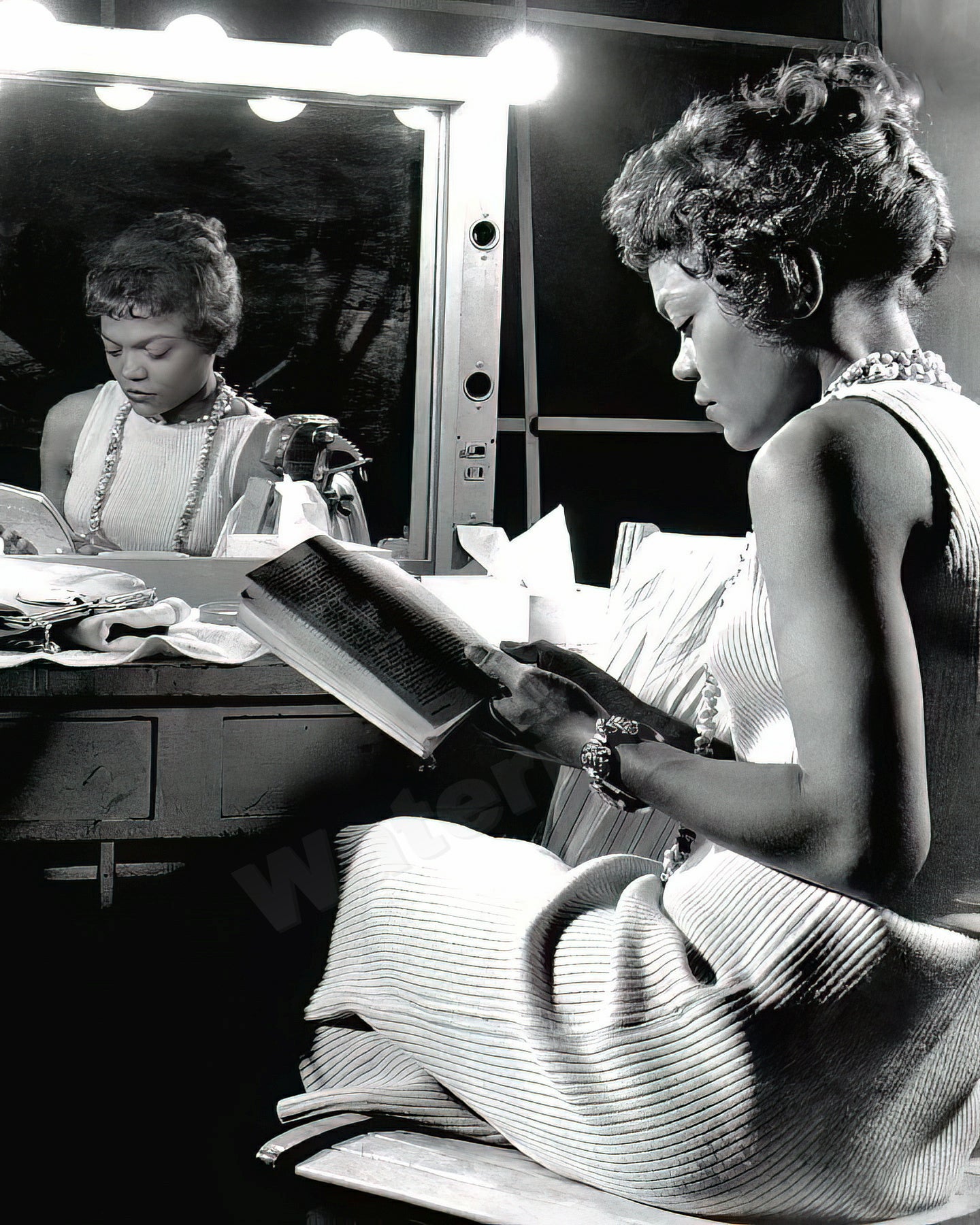 Eartha Kitt Reading In Anna Lucasta B&W Photo - Celebrity Actresses and Musicains