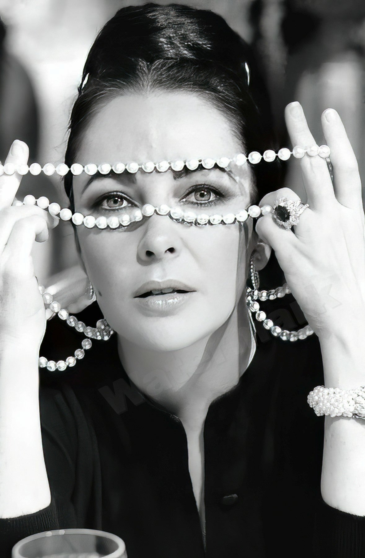 Elizabeth Taylor With Pearls B&W Photo - Celebrity Actresses