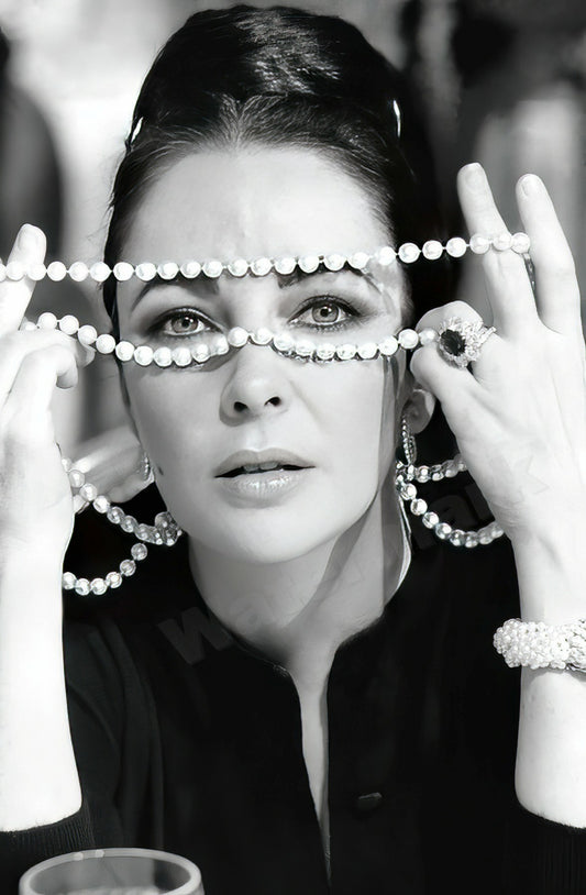 Elizabeth Taylor With Pearls B&W Photo - Celebrity Actresses